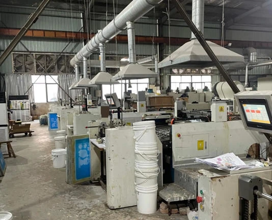 Fábrica con maquinaria industrial utilizada para la producción de falsificaciones de marcas