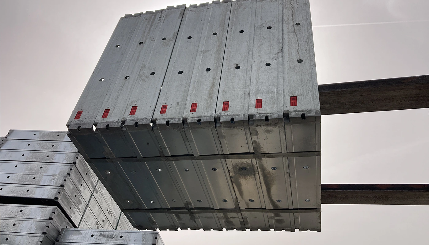 Planchas metálicas de encofrado con etiquetas RFID de Tagtio, ejemplo de trazabilidad y gestión de activos en construcción con GMAO e ISO 55000