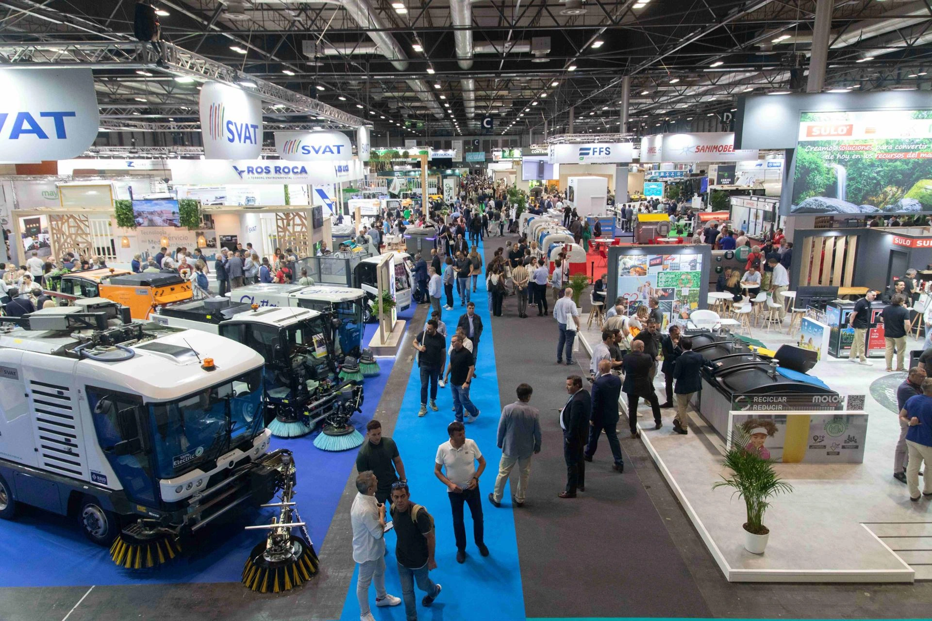 Vista general de la feria SRR en IFEMA Madrid con stands y visitantes en el pabellón.