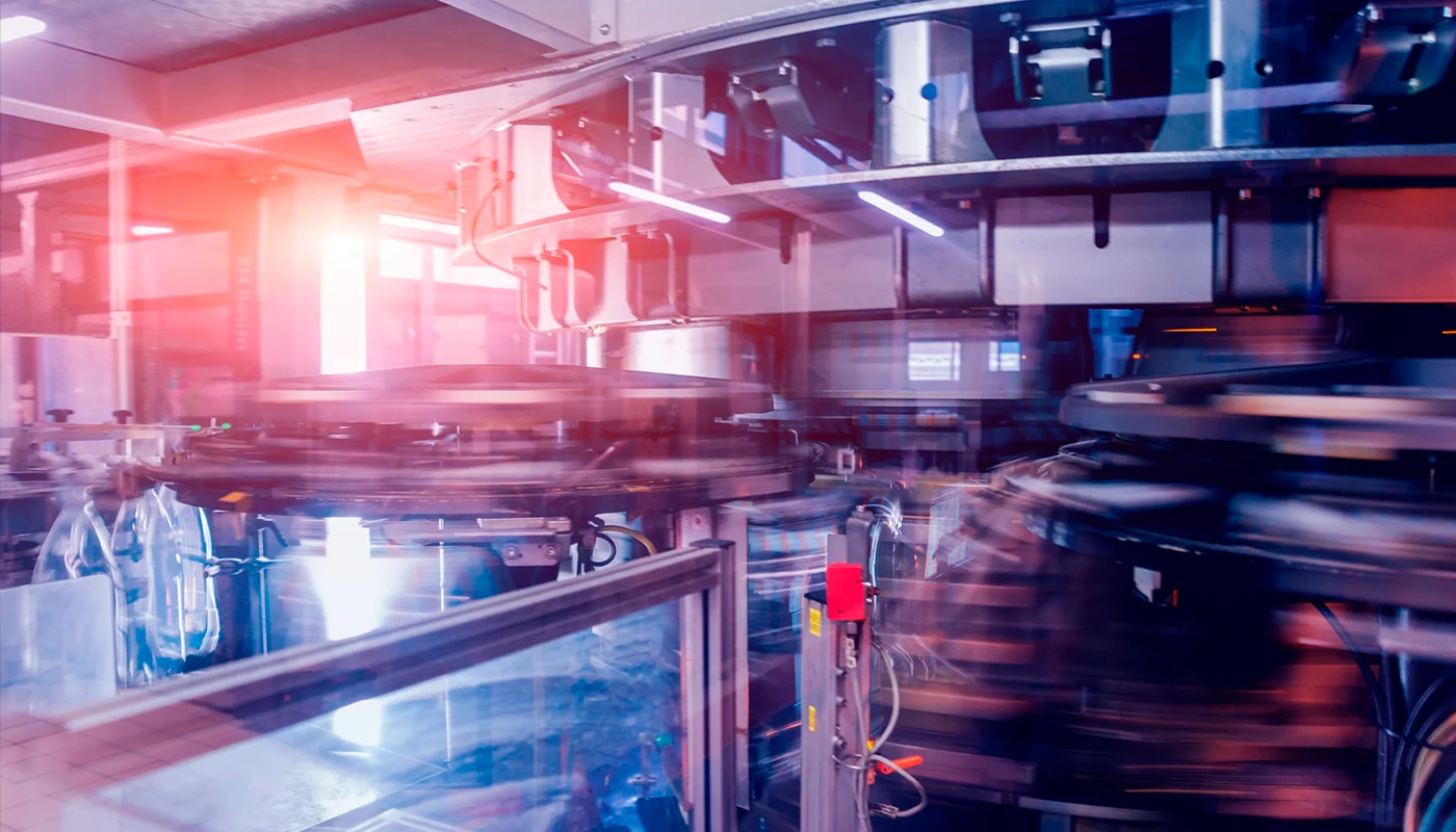 l&iacute;nea de producci&oacute;n automatizada en planta industrial con maquinaria en funcionamiento