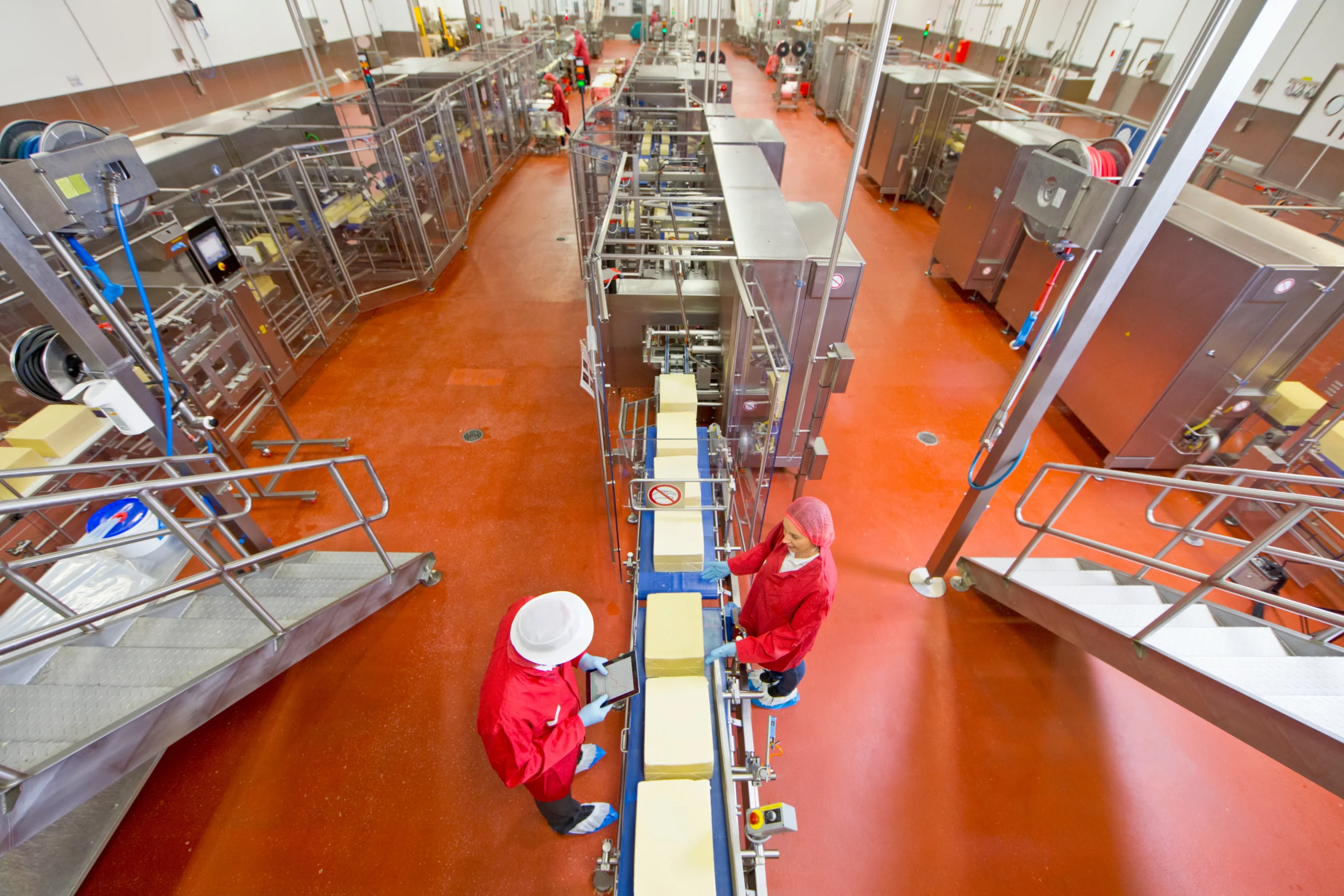 planta industrial con línea de producción automatizada y control operativo del proceso