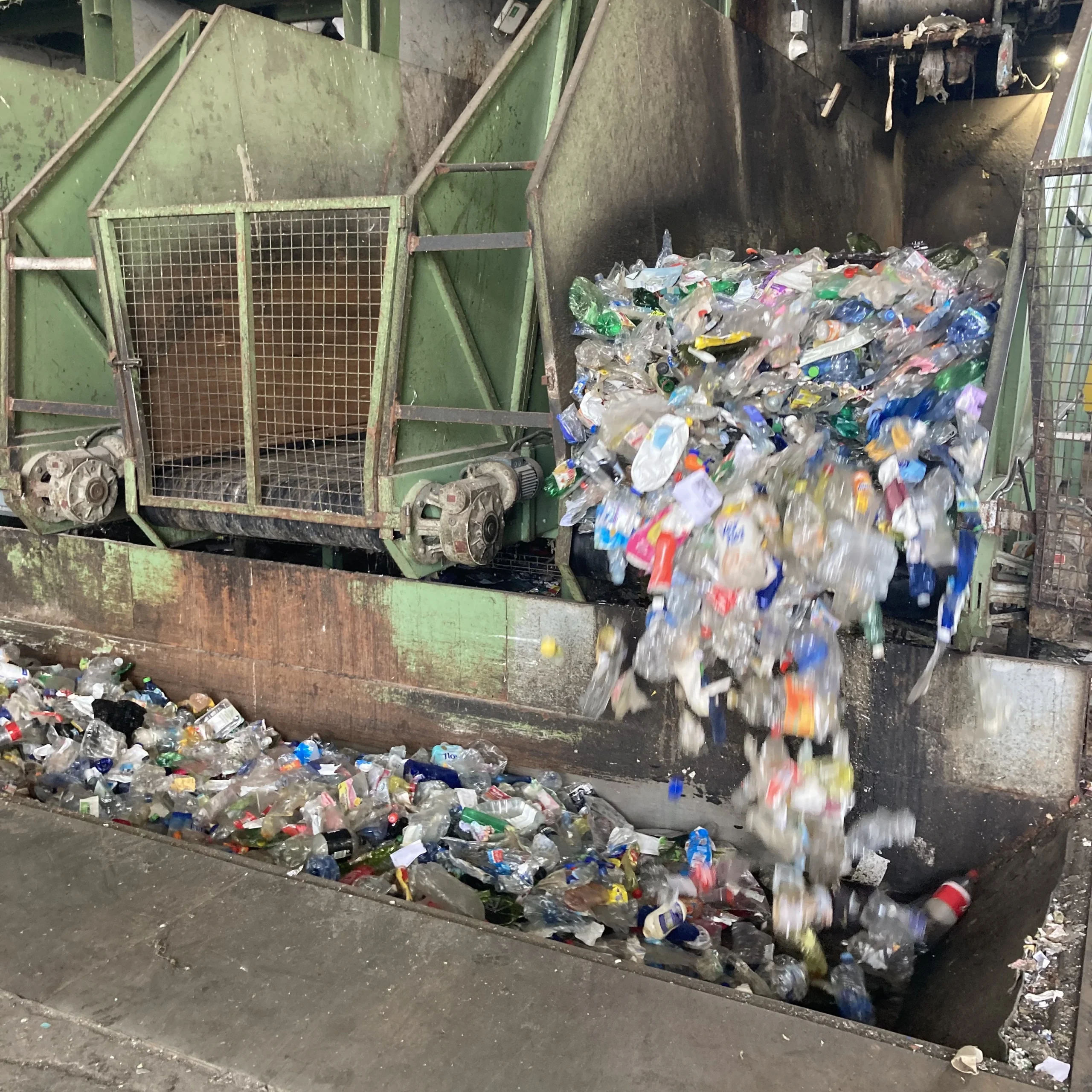 Proceso de clasificación de envases plásticos en planta de reciclaje industrial