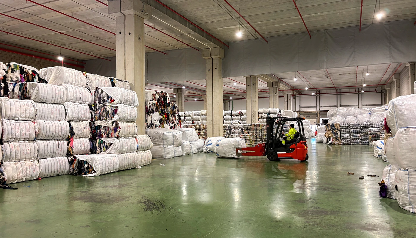 Contenedores con residuo textil en una zona de clasificación para mejorar la trazabilidad del proceso