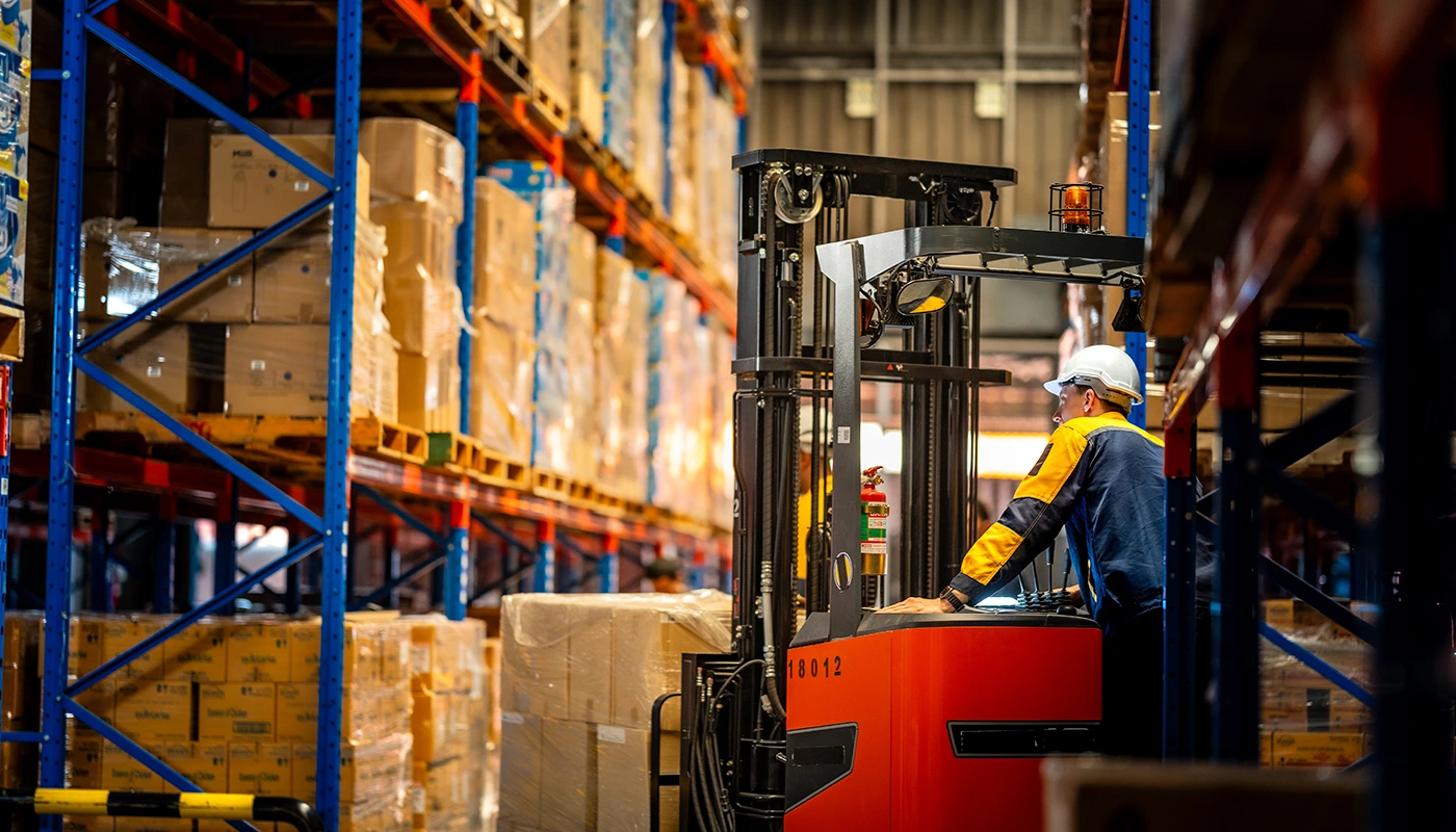 Carretilla elevadora en almac&eacute;n durante tareas de control de stock